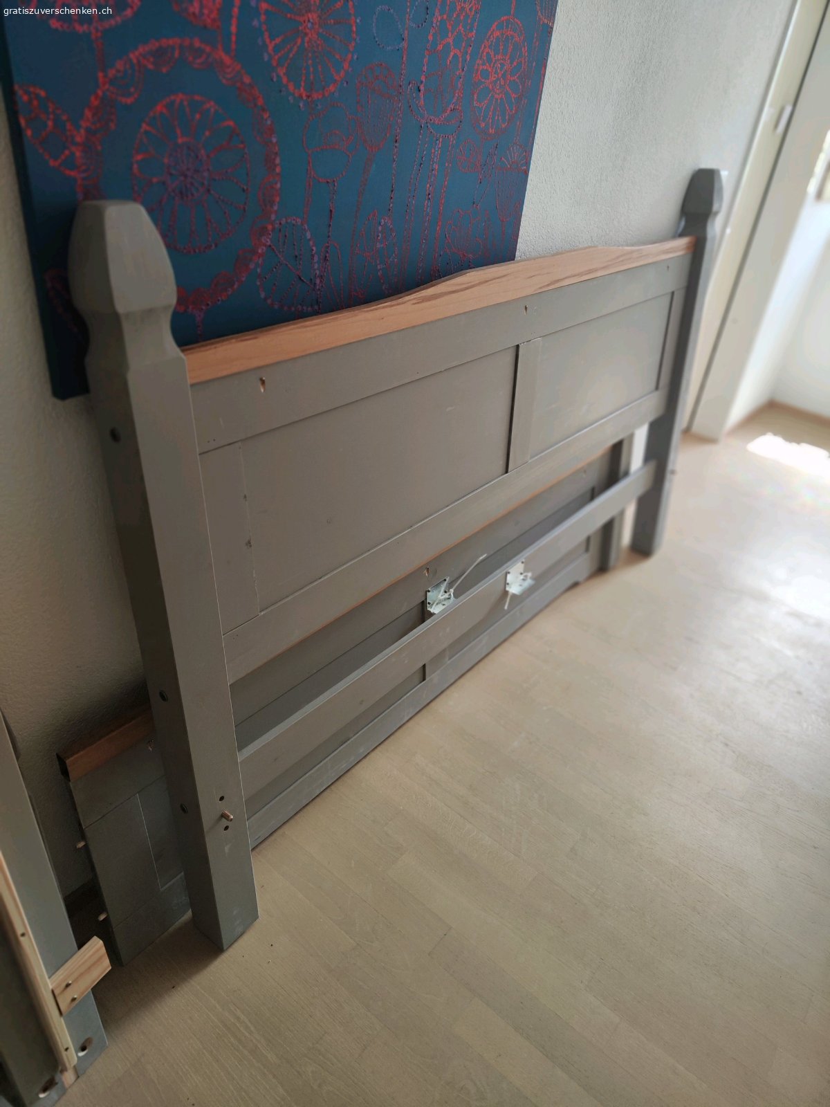 Kostenloses Holzbett mit 2 Schublade. 200×180 Massivholz
Bereits zerlegt, daher wurden die Originalbilder des Herstellers verwendet.
Der Lattenrost benötigt seitlich eine kleine Anpassung (z. B. Holzleisten), damit er richtig aufliegt.
Selbstabholung