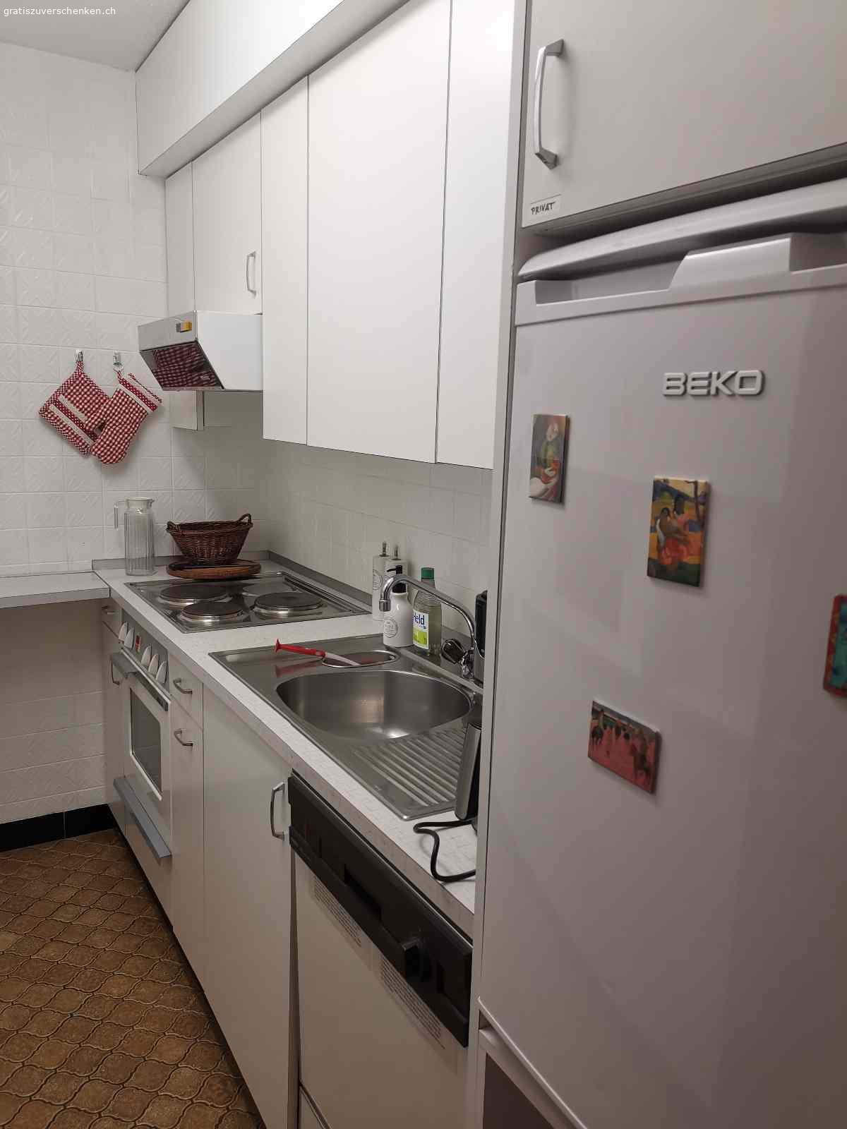Küche (Bj. 72), alles funktioniert, zu verschenken. Küche in weiß, gepflegt, Gaggenau Herd, Ofen, Geschirrspüler, Kühlschrank gegen Abbau und Abholung am 25. /26.4. zu verschenken.