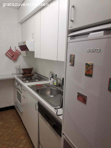 Küche (Bj. 72), alles funktioniert, zu verschenken. Küche in weiß, gepflegt, Gaggenau Herd, Ofen, Geschirrspüler, Kühlschrank gegen Abbau und Abholung am 25. /26.4. zu verschenken.