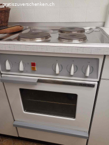 Küche (Bj. 72), alles funktioniert, zu verschenken. Küche in weiß, gepflegt, Gaggenau Herd, Ofen, Geschirrspüler, Kühlschrank gegen Abbau und Abholung am 25. /26.4. zu verschenken.