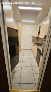 Küche mit Geräten. Küche gemäss Abbildung inkl. Geräte
Ist zerlegt
Muss KOMPLETT in der Wohnung abgeholt werden