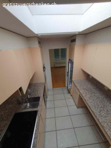 Küche mit Geräten. Küche gemäss Abbildung inkl. Geräte
Ist zerlegt
Muss KOMPLETT in der Wohnung abgeholt werden