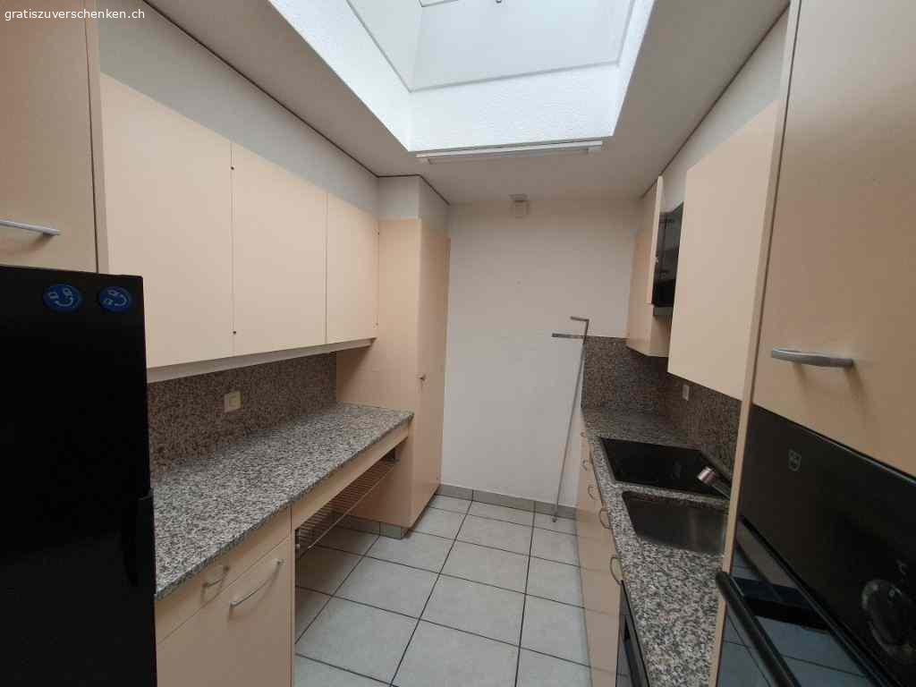 Küche mit Geräten. Küche gemäss Abbildung inkl. Geräte
Ist zerlegt
Muss KOMPLETT in der Wohnung abgeholt werden