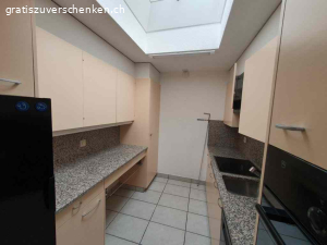 Küche mit Geräten. Küche gemäss Abbildung inkl. Geräte
Ist zerlegt
Muss KOMPLETT in der Wohnung abgeholt werden