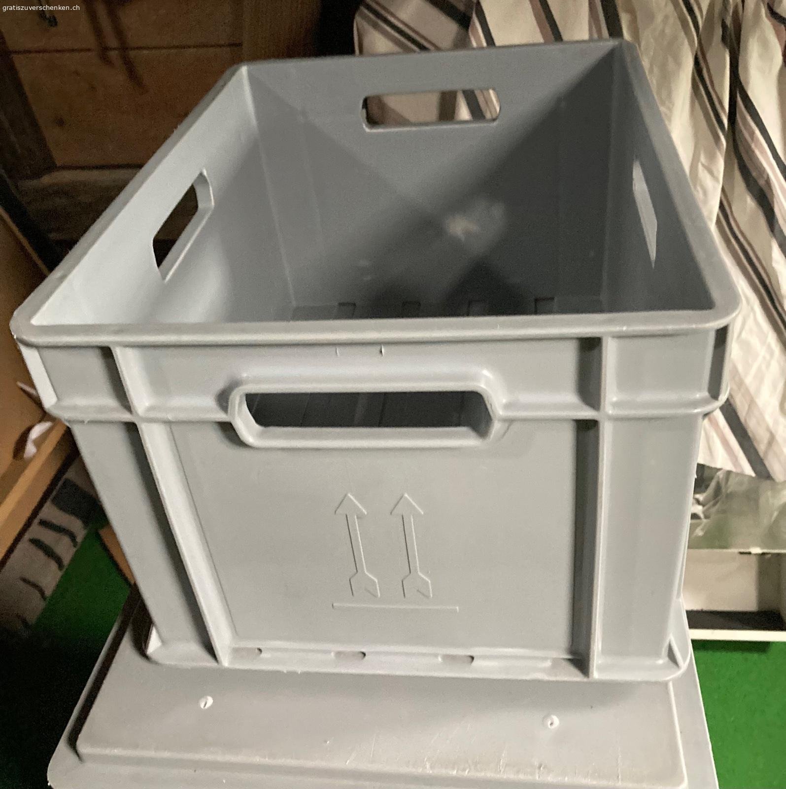 Kunststoff-Box. 3 grosse und eine kleine Kunststoff-Box siehe Bilder dürfen gerne in Wädenswil abgeholt werden!