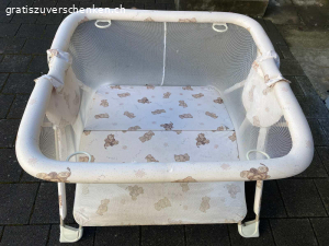 Laufstall, zusammenklappbar. Laufstall, zusammenklappbar, hat ein kleines Loch in einer Seitenwand