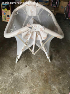 Laufstall, zusammenklappbar. Laufstall, zusammenklappbar, hat ein kleines Loch in einer Seitenwand