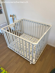 Laufstall. zusammenklappbar und in gutem zustand. 
80X80cm