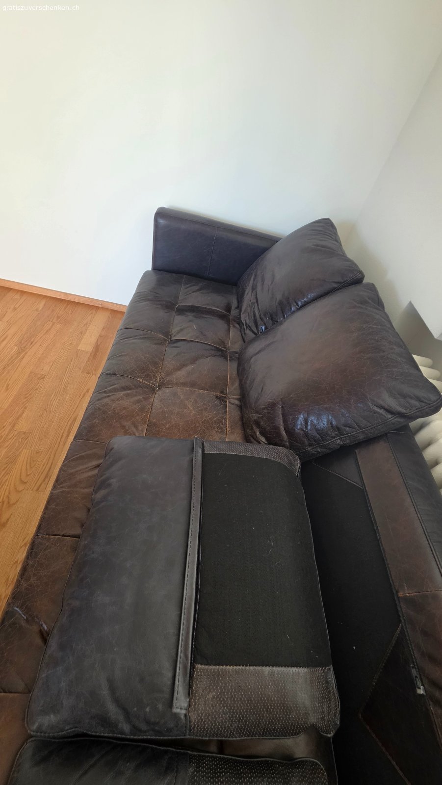 Leder Sofa. Das Sofa wurde gerne benutzt und weist entsprechend Gebrauchsspuren auf. Insbesondere die Sitzfläche ist deutlich stärker beansprucht und zeigt Abrieb und hat auch einen Flecken, Kratzer sowie Farbunterschiede im Leder (siehe Fotos). Rücken- und Armlehnen sind insgesamt in einem guten gebrauchten Zustand.
Ideal für alle, die den charaktervollen Vintage-Look von echtem Leder mögen oder das Sofa mit etwas Lederpflege wieder auffrischen möchten.

Das Sofa verfügt über vier lose Rückenkissen, die vollständig abgenommen werden können.

Masse:
Länge: ca. 220 cm
Tiefe: ca. 82 cm
Sitzhöhe: ca. 38 cm

Nur Abholung.