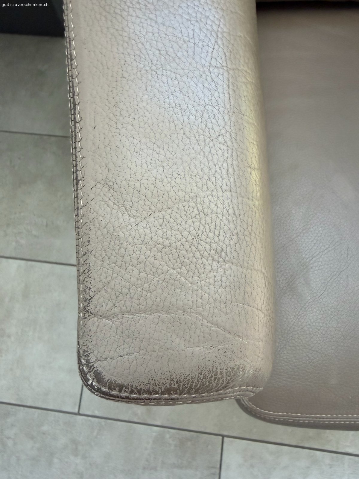Ledersessel. von Weibel (Schweizer Qualitätsprodukt).
Farbe: taupe (grau-beige)
Echtleder.
Alles intakt, bis auf das abgenützte Leder an den Armlehnen.
Muss in Lenzburg abgeholt werden.
