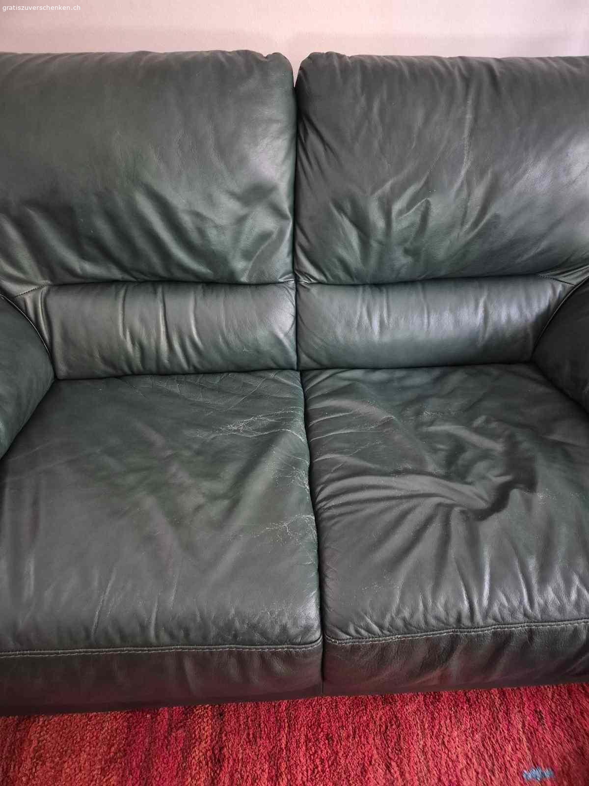 Leder Sofa Couch 2-Sitzer gratis. Das Sofa ist optisch in einem sehr guten Zustand, das Leder hat normale Gebrauchsspuren, aber keine Risse oder Löcher, keine Flecken. Unten in der Mitte ist eine Holzlatte gebrochen und müsste repariert werden. Ansonsten sehr guter Zustand Farbe dunkelgrün. Echtes Leder. Länge 155, Sitzhöhe 42 . Bitte nur Selbstabholer.