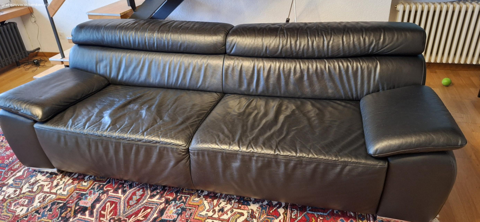 Ledersofa. Schwarzes Ledersofa (235B, 125H, 83T) sucht neuen Besitzer. Hochwertige Qualität, praktisch keine Gebrauchsspuren. Muss abgeholt werden. Achtung: schweres Teil!