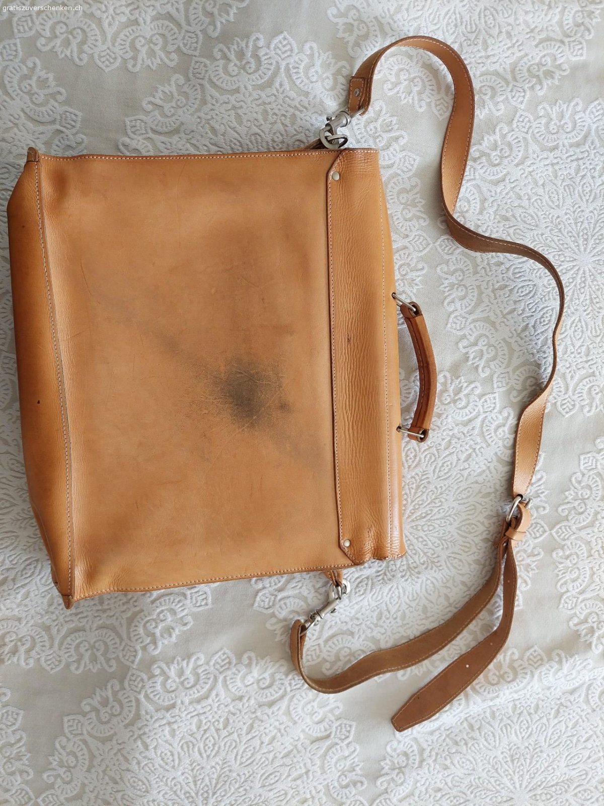 Ledertasche. Ca. 1996/1998 gekaufte

42 cm x 38 cm, 3 grosse Innenfächer, ein kleineres Fach ganz vorne

Leergewicht ca. 2kg

Sehr sauber und aus Nichtraucherhaushalt ohne Haustiere

Einziger Makel: die Naht hat sich an einer kleinen Stelle gelöst (ca. 3 cm)