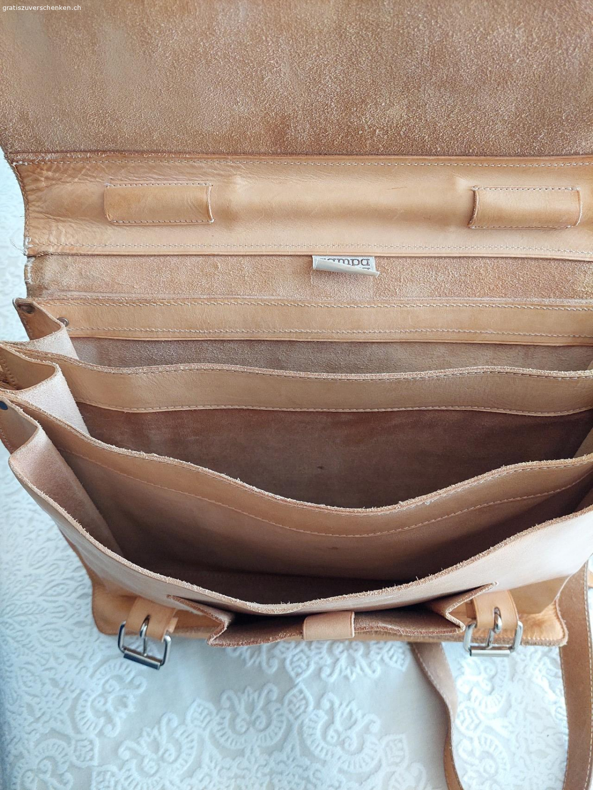 Ledertasche. Ca. 1996/1998 gekaufte

42 cm x 38 cm, 3 grosse Innenfächer, ein kleineres Fach ganz vorne

Leergewicht ca. 2kg

Sehr sauber und aus Nichtraucherhaushalt ohne Haustiere

Einziger Makel: die Naht hat sich an einer kleinen Stelle gelöst (ca. 3 cm)