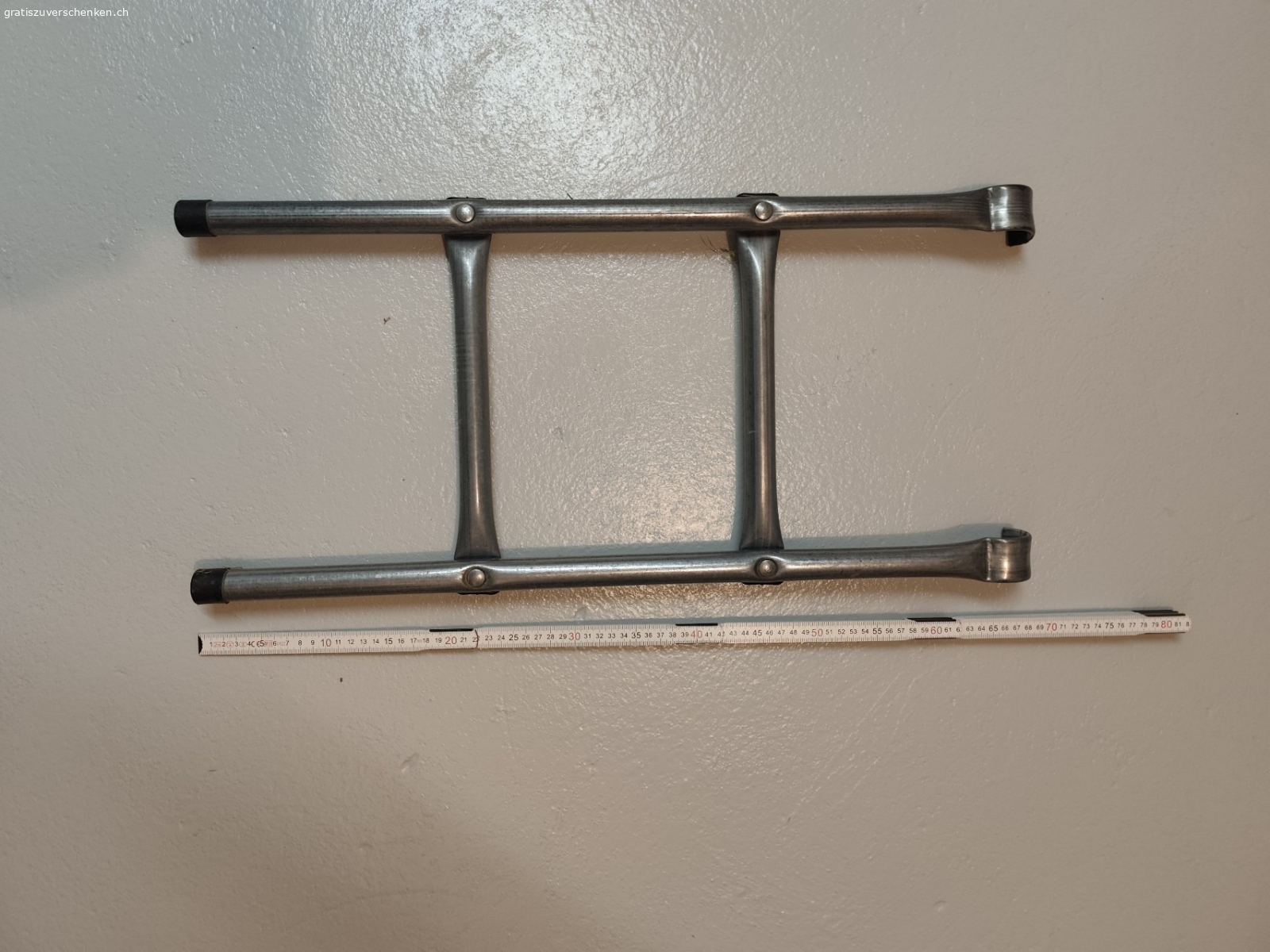 Leiter für Trampolin. Leiter für Trampolin in sehr gutem Zustand, ca. 68 cm

Eine der zwei schwarzen Kappen bei der Anhängevorrichtung fehlt (siehe Fotos). Macht für die Sicherheit aber keinen Unterschied.