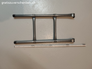 Leiter für Trampolin. Leiter für Trampolin in sehr gutem Zustand, ca. 68 cm

Eine der zwei schwarzen Kappen bei der Anhängevorrichtung fehlt (siehe Fotos). Macht für die Sicherheit aber keinen Unterschied.