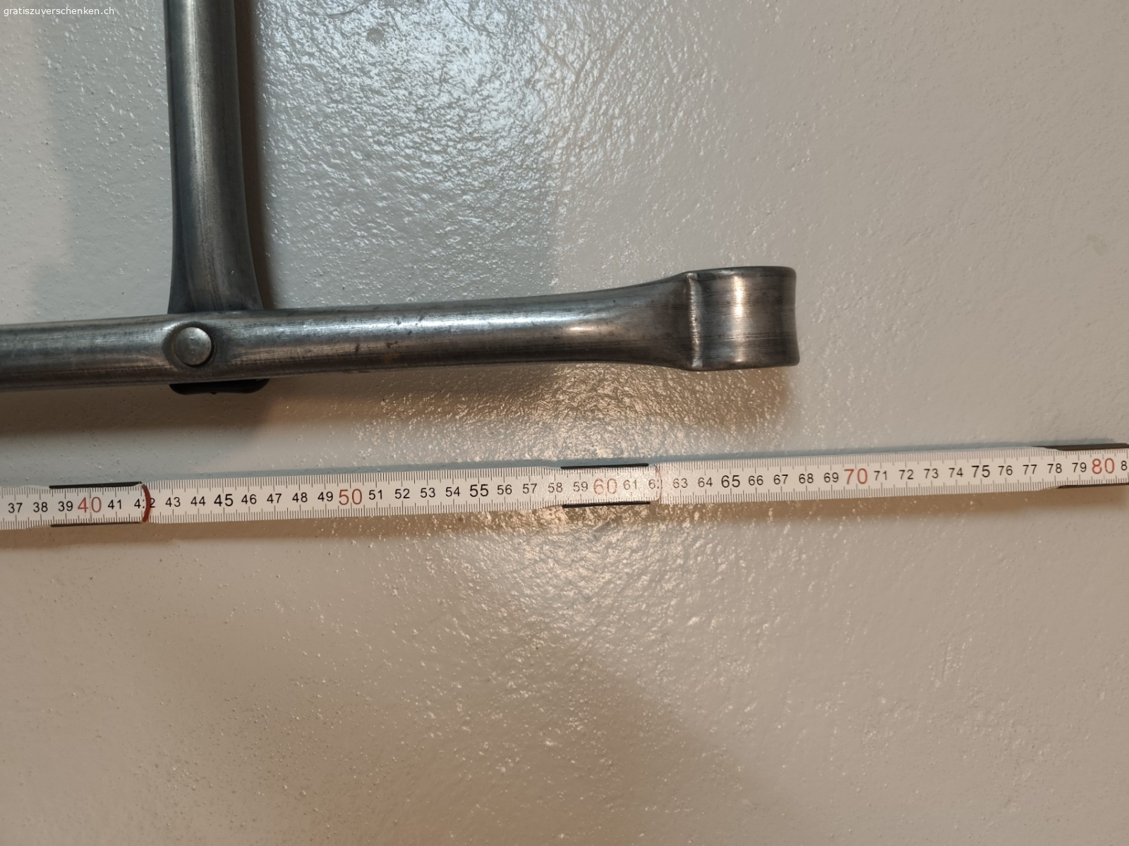 Leiter für Trampolin. Leiter für Trampolin in sehr gutem Zustand, ca. 68 cm

Eine der zwei schwarzen Kappen bei der Anhängevorrichtung fehlt (siehe Fotos). Macht für die Sicherheit aber keinen Unterschied.