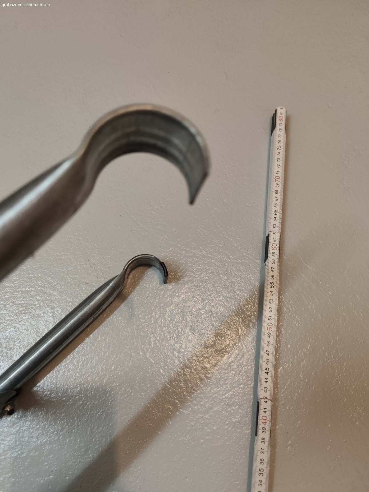 Leiter für Trampolin. Leiter für Trampolin in sehr gutem Zustand, ca. 68 cm

Eine der zwei schwarzen Kappen bei der Anhängevorrichtung fehlt (siehe Fotos). Macht für die Sicherheit aber keinen Unterschied.