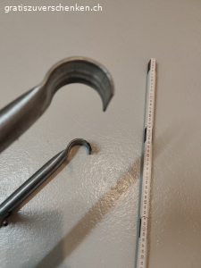 Leiter für Trampolin. Leiter für Trampolin in sehr gutem Zustand, ca. 68 cm

Eine der zwei schwarzen Kappen bei der Anhängevorrichtung fehlt (siehe Fotos). Macht für die Sicherheit aber keinen Unterschied.