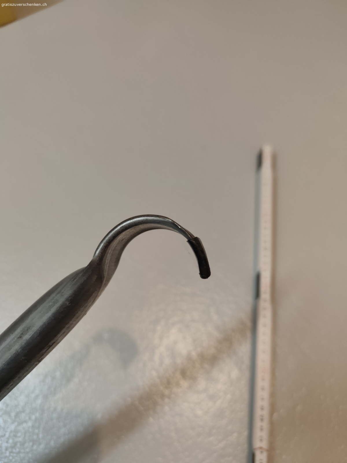 Leiter für Trampolin. Leiter für Trampolin in sehr gutem Zustand, ca. 68 cm

Eine der zwei schwarzen Kappen bei der Anhängevorrichtung fehlt (siehe Fotos). Macht für die Sicherheit aber keinen Unterschied.