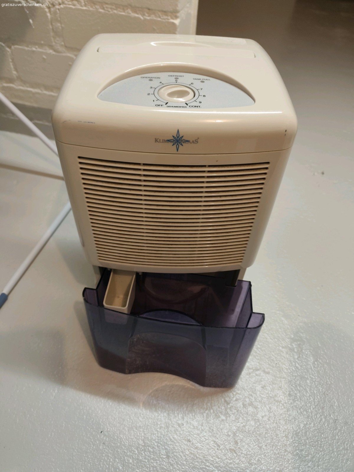 Luftentfeuchter. Älteres Modell, funktioniert aber einwandfrei. Einzig der Henkel ist abgebrochen (siehe Foto), wenn man ihn aber nicht regelmässig umstellen muss, stört es nicht. 

Höhe ca. 48 cm