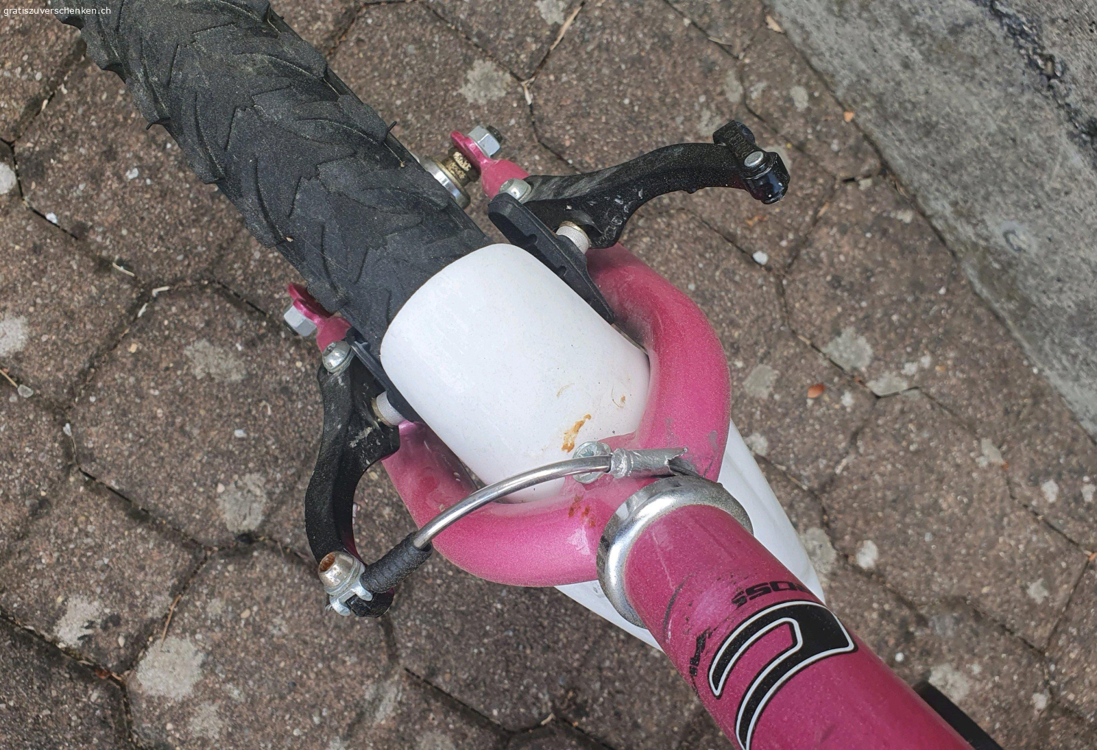 Mädchenvelo zu verschenken. Gebrauchter Mädchenvelo mit Gebrauchsspuren zu verschenken.
Die Bremse vorne ist defekt und muss ersetzt werden.