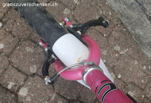 Mädchenvelo zu verschenken. Gebrauchter Mädchenvelo mit Gebrauchsspuren zu verschenken.
Die Bremse vorne ist defekt und muss ersetzt werden.