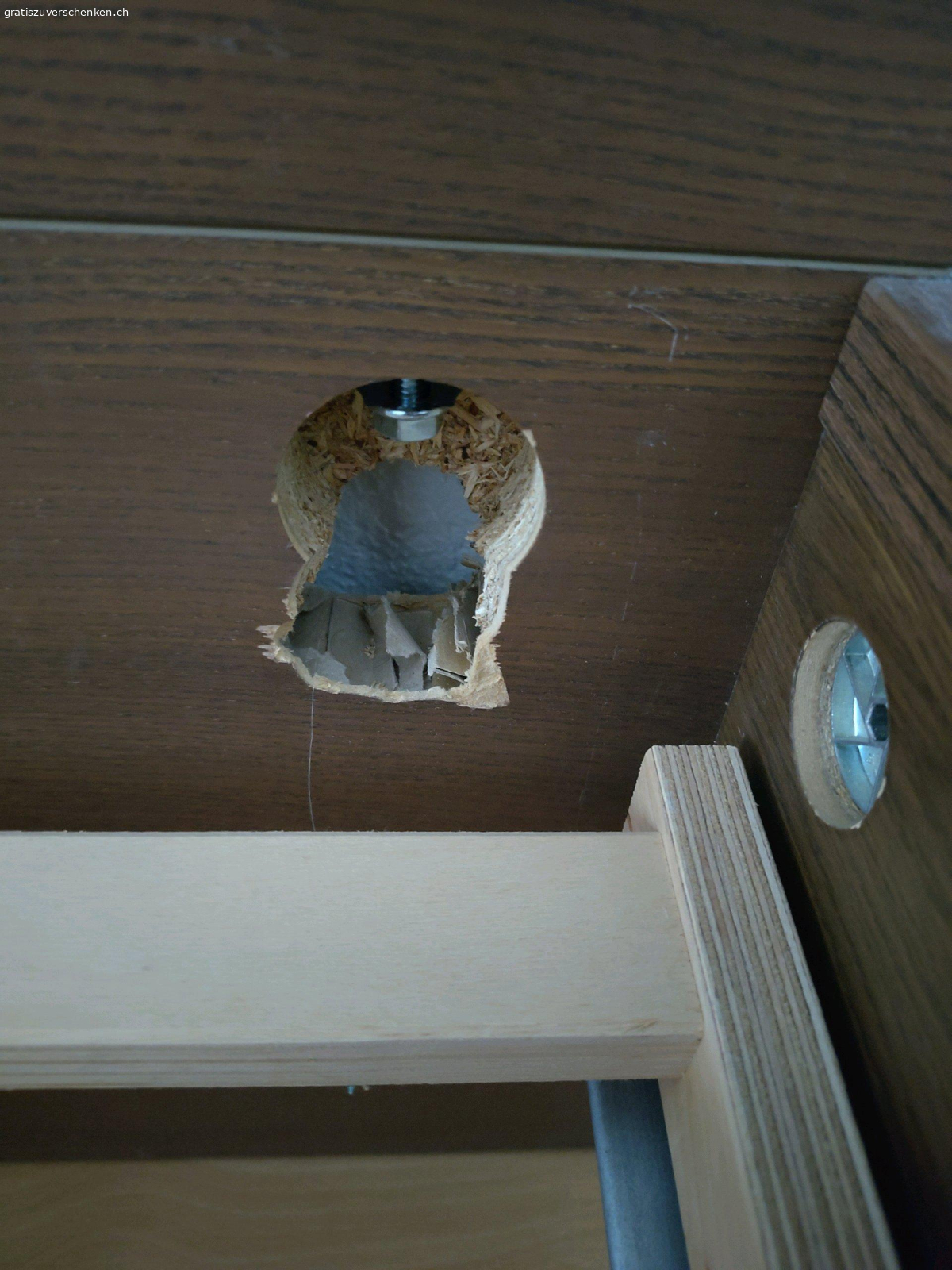 Malm Bett inklusive Lattenrost. Ein gutes Bett mit Lattenrost. Das Loch auf dem zweiten Bild ist nicht sichtbar wenn eine Matratze drin liegt.