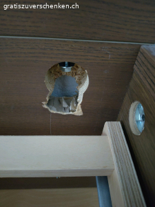 Malm Bett inklusive Lattenrost. Ein gutes Bett mit Lattenrost. Das Loch auf dem zweiten Bild ist nicht sichtbar wenn eine Matratze drin liegt.