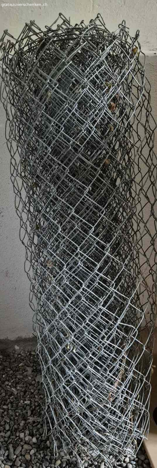 Maschendrahtzaun zu verschenken. Höhe: 1 m
Länge: 10 m

Auf Wunsch mit passenden Holzpfosten