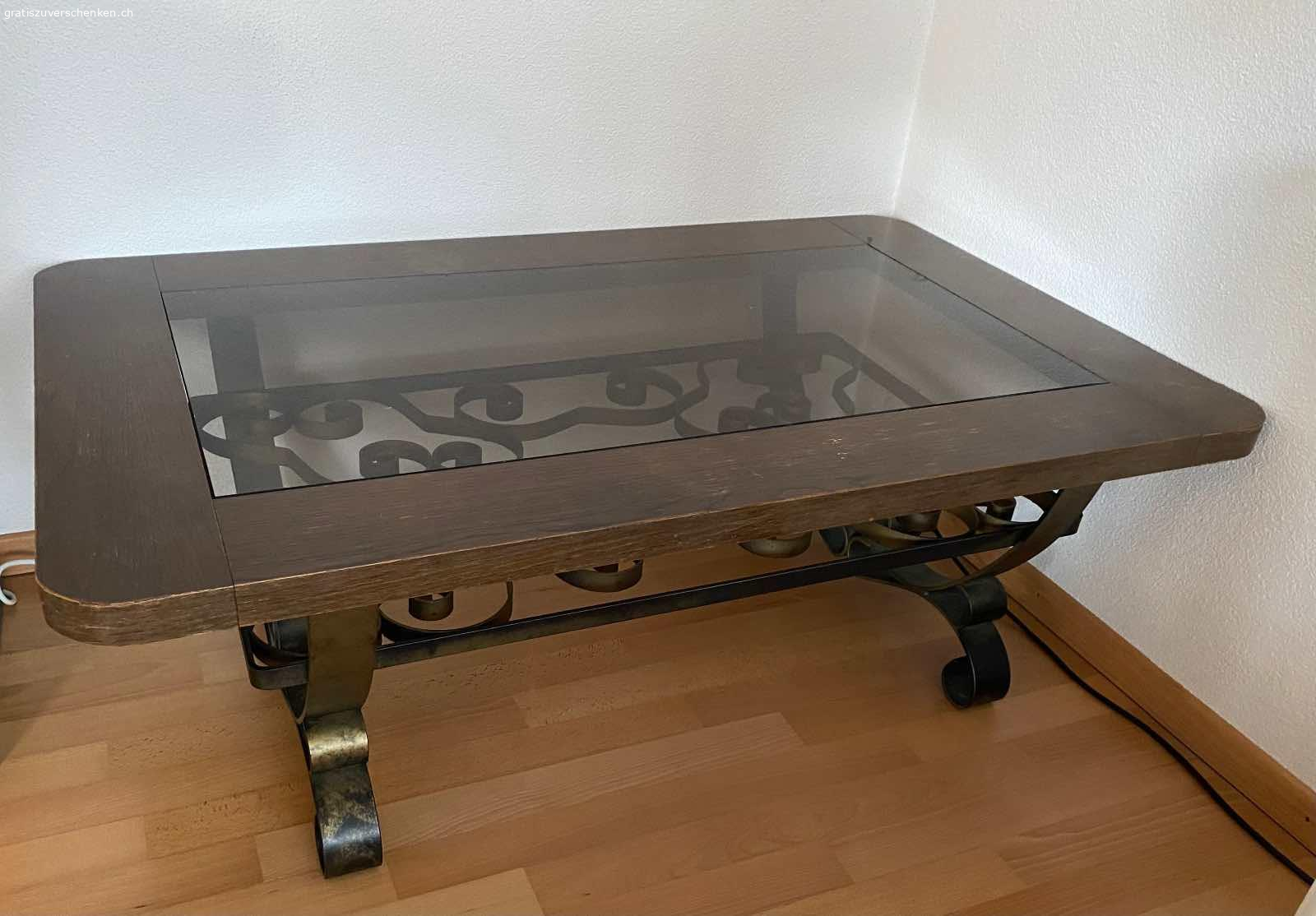 Massiver Salontisch. Ziemlich schwer.
Verschnörkelter Unterbau aus Metall. Messingfarben.
Massive Holzumrandung, die ein neuer Anstrich vertragen kann, da Gebrauchsspuren vorhanden sind.
Eingelegte Glasplatte. Herausnehmbar.
Der stabile Tisch hält es auch bestens aus, wenn man sich darauf setzt. 
Länge 130 cm
Breite 80 cm
Höhe 45 cm

Abzuholen in 5408 Ennetbaden 
Bitte keinen Telefonanruf, nur Mail oder WhatsApp.