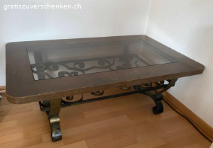 Massiver Salontisch. Ziemlich schwer.
Verschnörkelter Unterbau aus Metall. Messingfarben.
Massive Holzumrandung, die ein neuer Anstrich vertragen kann, da Gebrauchsspuren vorhanden sind.
Eingelegte Glasplatte. Herausnehmbar.
Der stabile Tisch hält es auch bestens aus, wenn man sich darauf setzt. 
Länge 130 cm
Breite 80 cm
Höhe 45 cm

Abzuholen in 5408 Ennetbaden 
Bitte keinen Telefonanruf, nur Mail oder WhatsApp.