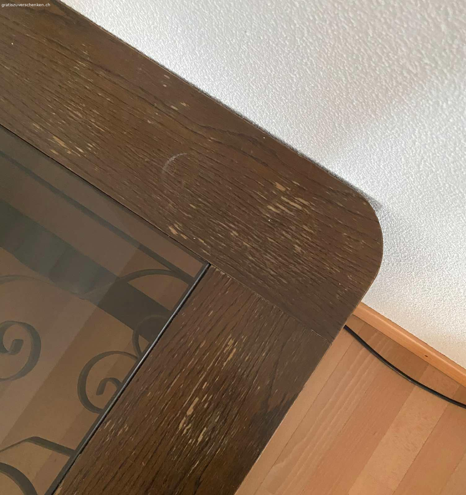 Massiver Salontisch. Ziemlich schwer.
Verschnörkelter Unterbau aus Metall. Messingfarben.
Massive Holzumrandung, die ein neuer Anstrich vertragen kann, da Gebrauchsspuren vorhanden sind.
Eingelegte Glasplatte. Herausnehmbar.
Der stabile Tisch hält es auch bestens aus, wenn man sich darauf setzt. 
Länge 130 cm
Breite 80 cm
Höhe 45 cm

Abzuholen in 5408 Ennetbaden 
Bitte keinen Telefonanruf, nur Mail oder WhatsApp.
