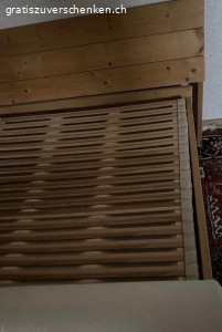 Massivholz Bett. verschenke Massivholz Bettgestell. Der skandinavisch-moderne Stil und das massive Tannenholz machen es zum Hingucker. Es ist stabil. 

Masse: 107x200cm und 46cm hoch.

Das Bett mit leicht abgeschrägtem Kopfteil ist in gutem Zustand und bietet eine stabile Basis für erholsamen Schlaf.

Im Angebot ist das Bettgestell, kein Lattenrost, keine Matratze. Der Bettrahmen kann nicht auseinander geschraubt werden, ist geleimt.