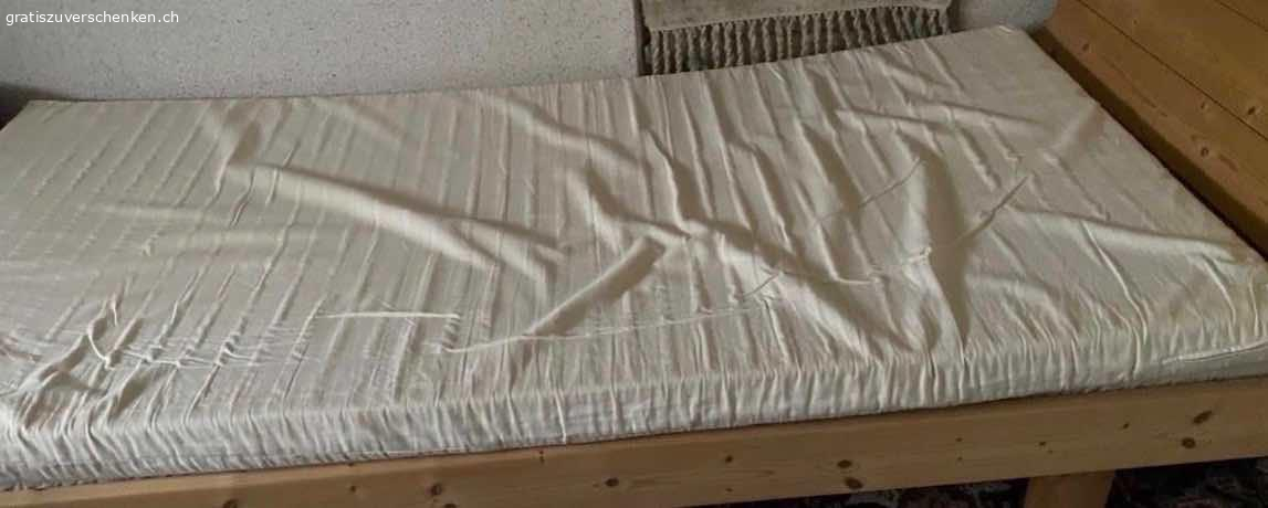 Massivholz Bett. verschenke Massivholz Bettgestell. Der skandinavisch-moderne Stil und das massive Tannenholz machen es zum Hingucker. Es ist stabil. 

Masse: 107x200cm und 46cm hoch.

Das Bett mit leicht abgeschrägtem Kopfteil ist in gutem Zustand und bietet eine stabile Basis für erholsamen Schlaf.

Im Angebot ist das Bettgestell, kein Lattenrost, keine Matratze. Der Bettrahmen kann nicht auseinander geschraubt werden, ist geleimt.