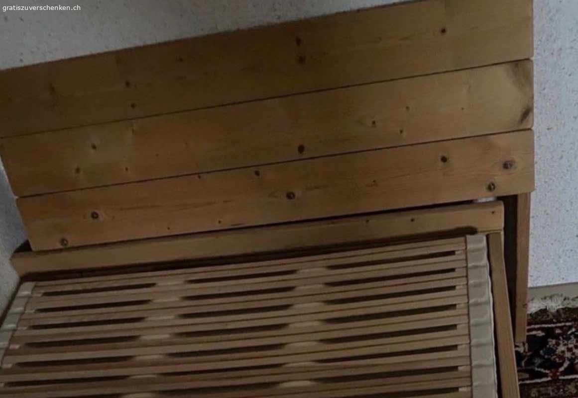 Massivholz Bett. verschenke Massivholz Bettgestell. Der skandinavisch-moderne Stil und das massive Tannenholz machen es zum Hingucker. Es ist stabil. 

Masse: 107x200cm und 46cm hoch.

Das Bett mit leicht abgeschrägtem Kopfteil ist in gutem Zustand und bietet eine stabile Basis für erholsamen Schlaf.

Im Angebot ist das Bettgestell, kein Lattenrost, keine Matratze. Der Bettrahmen kann nicht auseinander geschraubt werden, ist geleimt.