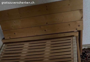 Massivholz Bett. verschenke Massivholz Bettgestell. Der skandinavisch-moderne Stil und das massive Tannenholz machen es zum Hingucker. Es ist stabil. 

Masse: 107x200cm und 46cm hoch.

Das Bett mit leicht abgeschrägtem Kopfteil ist in gutem Zustand und bietet eine stabile Basis für erholsamen Schlaf.

Im Angebot ist das Bettgestell, kein Lattenrost, keine Matratze. Der Bettrahmen kann nicht auseinander geschraubt werden, ist geleimt.