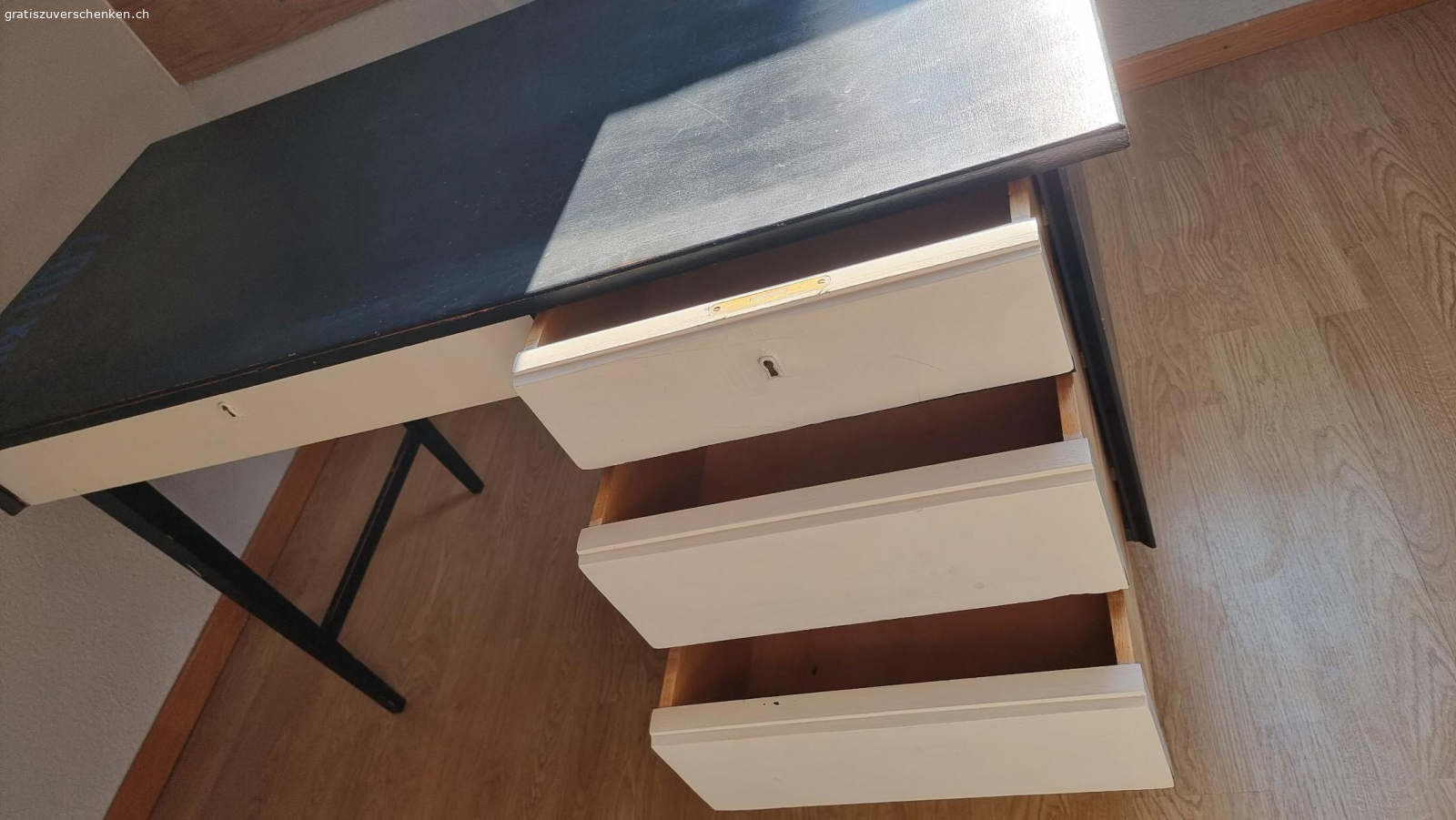 Massivholz Schreibtisch. Massivholz Schreibtisch 125 B / 60 T / 72,5 H