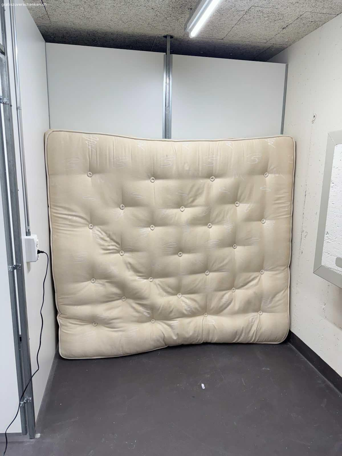 Matratze. 1 1/2 Jahre alte Matratze Maße 180 x 200 cm ab sofort abzugeben