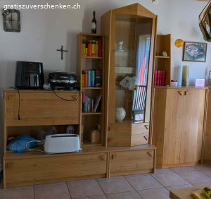 mehrteilige Wohnzimmer-Garnitur. Eine mehrteilige Wohnzimmer-Garnitur kann bei uns gratis abgeholt werden - nach Wunsch auch nur einzelne Teile (siehe Fotos).

Einziges Manko: die Glastüre hat einen kleinen Glasfehler. Diese Möbel waren bei uns viele Jahre im Einsatz, und der Glasschaden ist schon in den ersten Wochen passiert. Sie haben uns trotzdem gute Dienste geleistet.

Ich hoffe, man kann der Handskizze die Masse entnehmen ... sonst bitte melden.