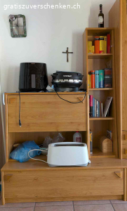 mehrteilige Wohnzimmer-Garnitur. Eine mehrteilige Wohnzimmer-Garnitur kann bei uns gratis abgeholt werden - nach Wunsch auch nur einzelne Teile (siehe Fotos).

Einziges Manko: die Glastüre hat einen kleinen Glasfehler. Diese Möbel waren bei uns viele Jahre im Einsatz, und der Glasschaden ist schon in den ersten Wochen passiert. Sie haben uns trotzdem gute Dienste geleistet.

Ich hoffe, man kann der Handskizze die Masse entnehmen ... sonst bitte melden.