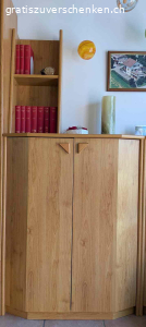 mehrteilige Wohnzimmer-Garnitur. Eine mehrteilige Wohnzimmer-Garnitur kann bei uns gratis abgeholt werden - nach Wunsch auch nur einzelne Teile (siehe Fotos).

Einziges Manko: die Glastüre hat einen kleinen Glasfehler. Diese Möbel waren bei uns viele Jahre im Einsatz, und der Glasschaden ist schon in den ersten Wochen passiert. Sie haben uns trotzdem gute Dienste geleistet.

Ich hoffe, man kann der Handskizze die Masse entnehmen ... sonst bitte melden.