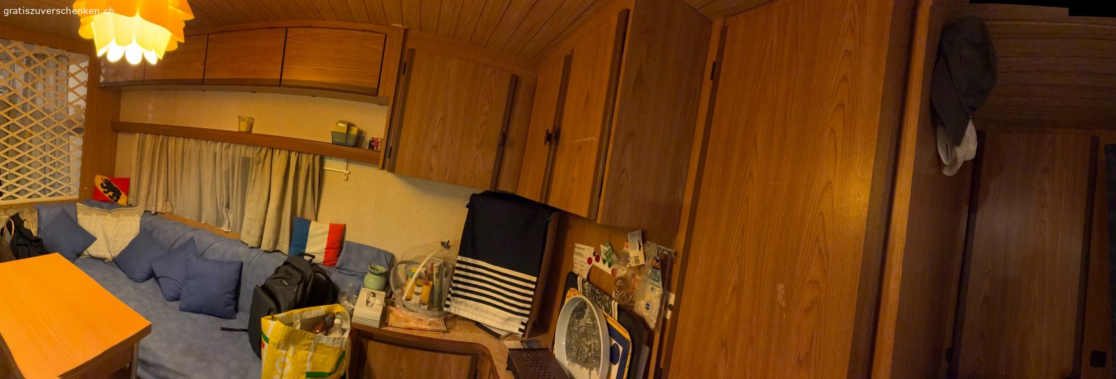 Mobilhome/Ferienhäuschen für Privat. Altes, komfortables Mobilhome
3.1 x 7.4 m mit Überdach. 
Innenraum ist unterteilt in 3 Bereiche, einer davon mit Türe abschliessbar. Das Häuschen verfügt über eine Nasszelle (WC, Dusche, Lavabo, Spiegelschränkchen) und eine funktionierende Küchenzeile mit Gaskochherd/-backofen, Doppelspülbecken, Kühlschrank, Durchlauferhitzer. Neben Elektro-, Wasser-, Gas- und Abwasseranschluss ist auch eine Heizung eingebaut.