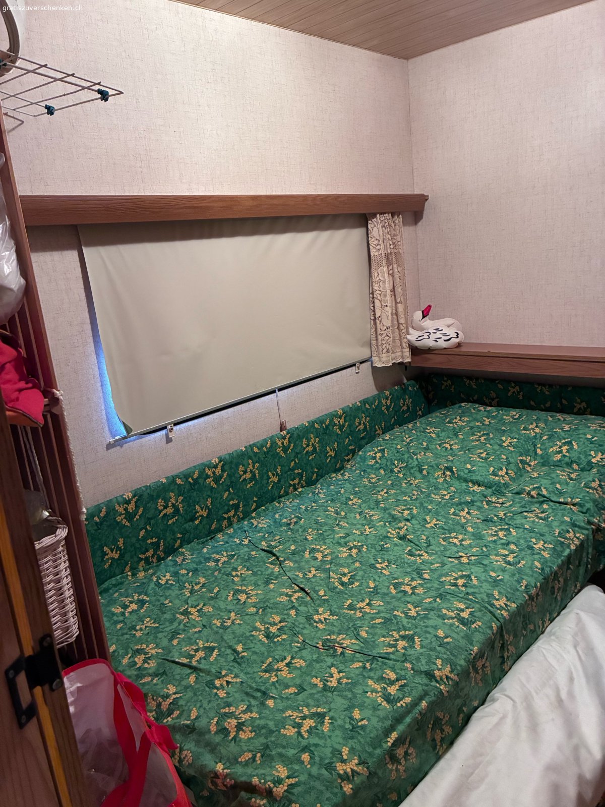 Mobilhome/Ferienhäuschen für Privat. Altes, komfortables Mobilhome
3.1 x 7.4 m mit Überdach. 
Innenraum ist unterteilt in 3 Bereiche, einer davon mit Türe abschliessbar. Das Häuschen verfügt über eine Nasszelle (WC, Dusche, Lavabo, Spiegelschränkchen) und eine funktionierende Küchenzeile mit Gaskochherd/-backofen, Doppelspülbecken, Kühlschrank, Durchlauferhitzer. Neben Elektro-, Wasser-, Gas- und Abwasseranschluss ist auch eine Heizung eingebaut.