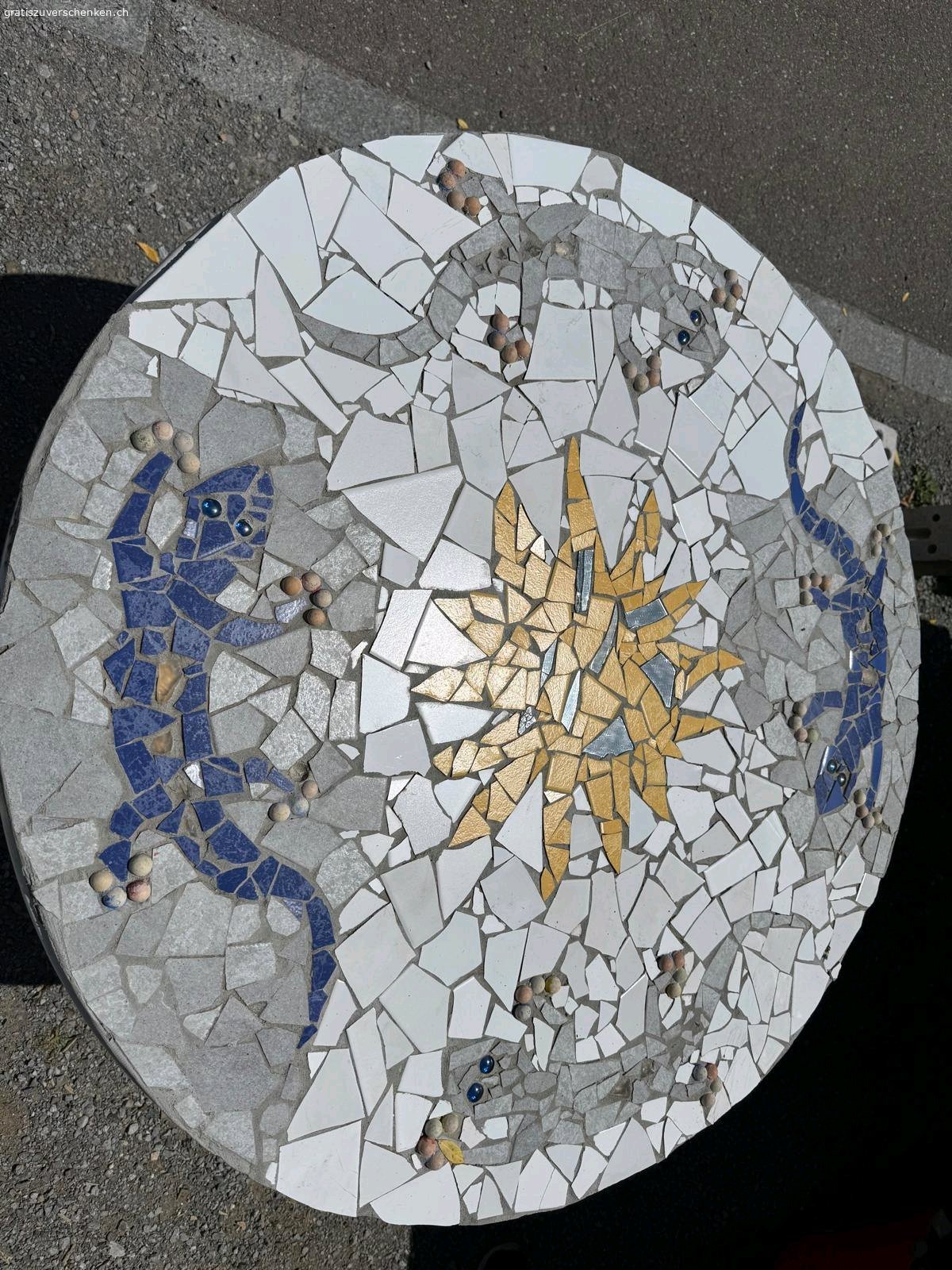 Mosaiktisch. Selbstgemachter schöner Mosaiktisch. Benötigt etwas liebe (siehe Fotos) und ist sehr schwer. Steht draussen kann bei Interesse abgeholt werden.
