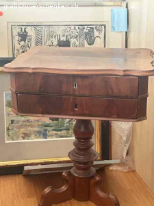 nähkasten. schöner alter nussbaumnähkaste n mit 2 schubladen und innendeckel mit intarsien.
jetzt als schmuckkaste  benutzt.
abzugeben ohne schmuckinhalt..