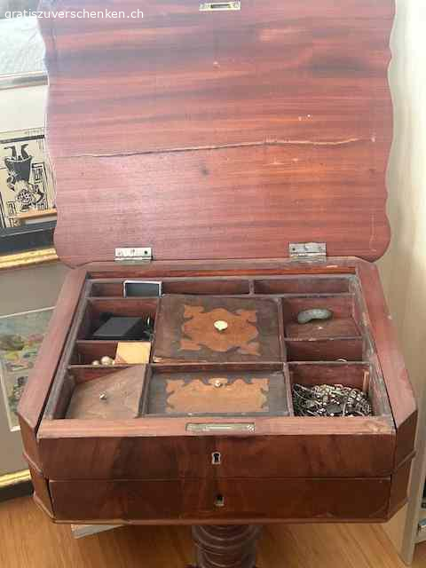 nähkasten. schöner alter nussbaumnähkaste n mit 2 schubladen und innendeckel mit intarsien.
jetzt als schmuckkaste  benutzt.
abzugeben ohne schmuckinhalt..
