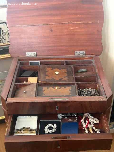 nähkasten. schöner alter nussbaumnähkaste n mit 2 schubladen und innendeckel mit intarsien.
jetzt als schmuckkaste  benutzt.
abzugeben ohne schmuckinhalt..