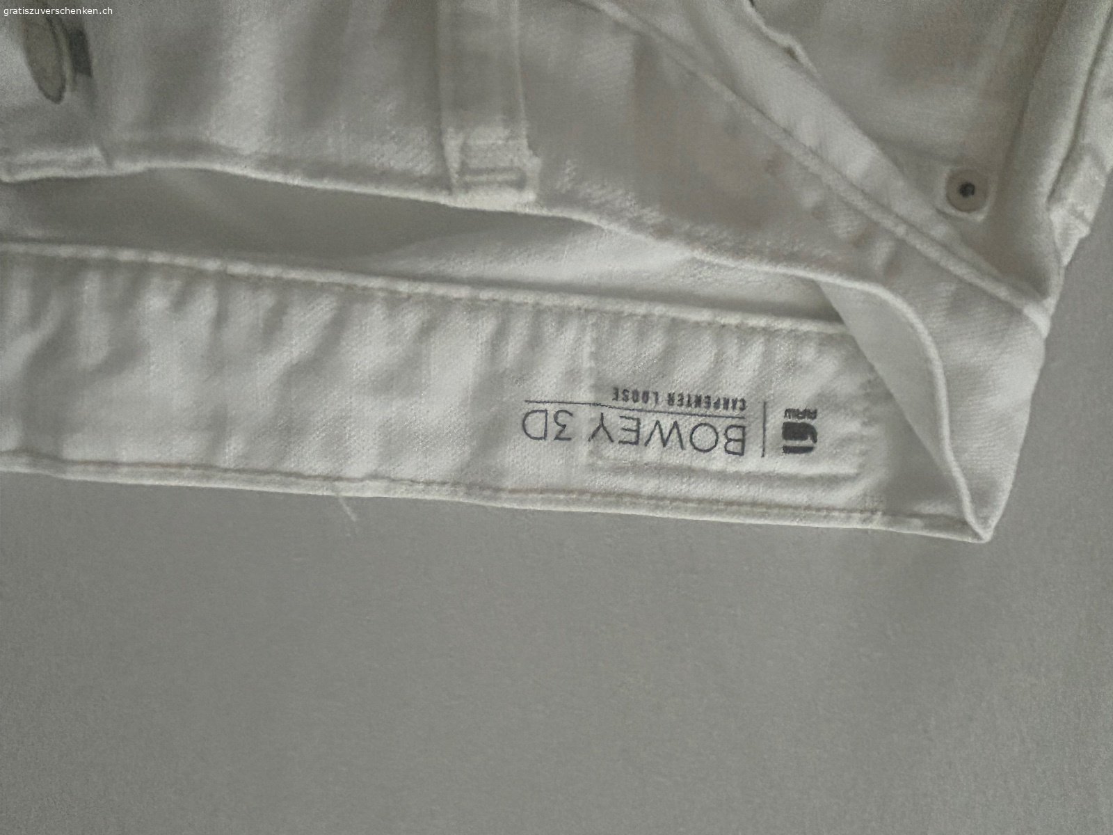 Neuwertige Jeans abzugeben. Gratis abzugeben neuwertige Jeans G-Star, carpenter loose, Grösse 28/32, weiss