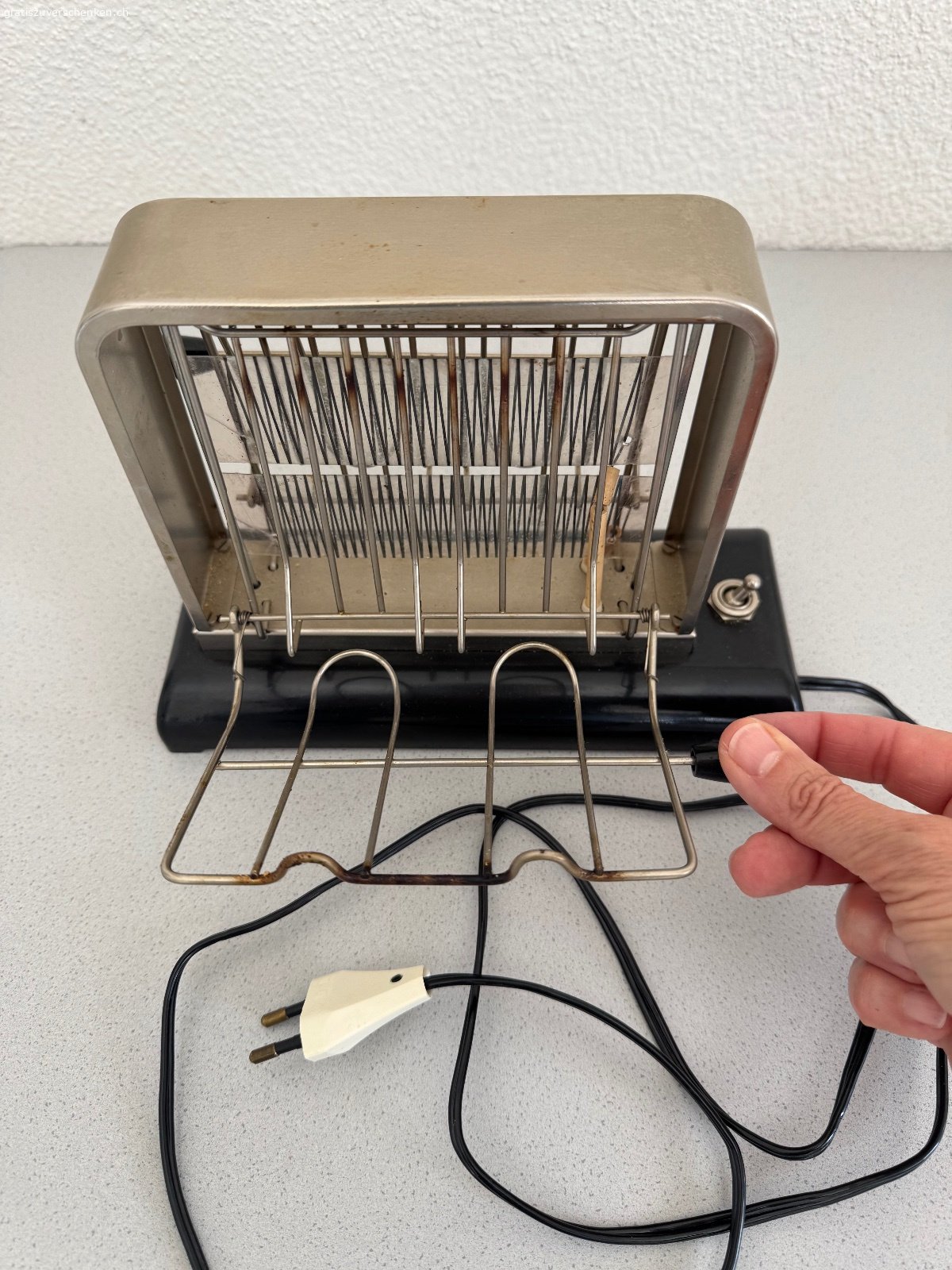 Nostalgischer Toaster. Nostalgischer, elektrischer Toaster, 60-jährig
Funktioniert einwandfrei
Für Toastbrot und Brot

Kann auf Wunsch gegen Porto & Verpackung auch versandt werden